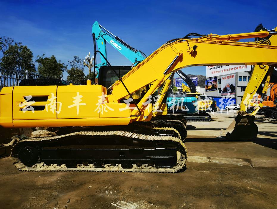 挖掘機(jī)翻新現(xiàn)場
